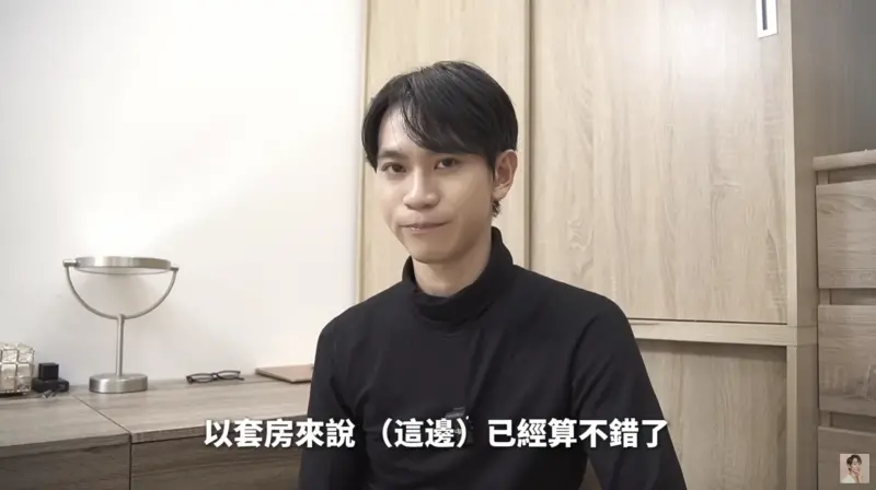 ▲Andy（如圖）去年曾開箱過自己居住的月租6000元小套房，生活品質堪憂到讓網友質疑Andy「有錢為何不買房」，對此他6字回應「等老天爺通知」，如今看來不僅無奈還相當心酸。（圖／Andy老師 YouTube）