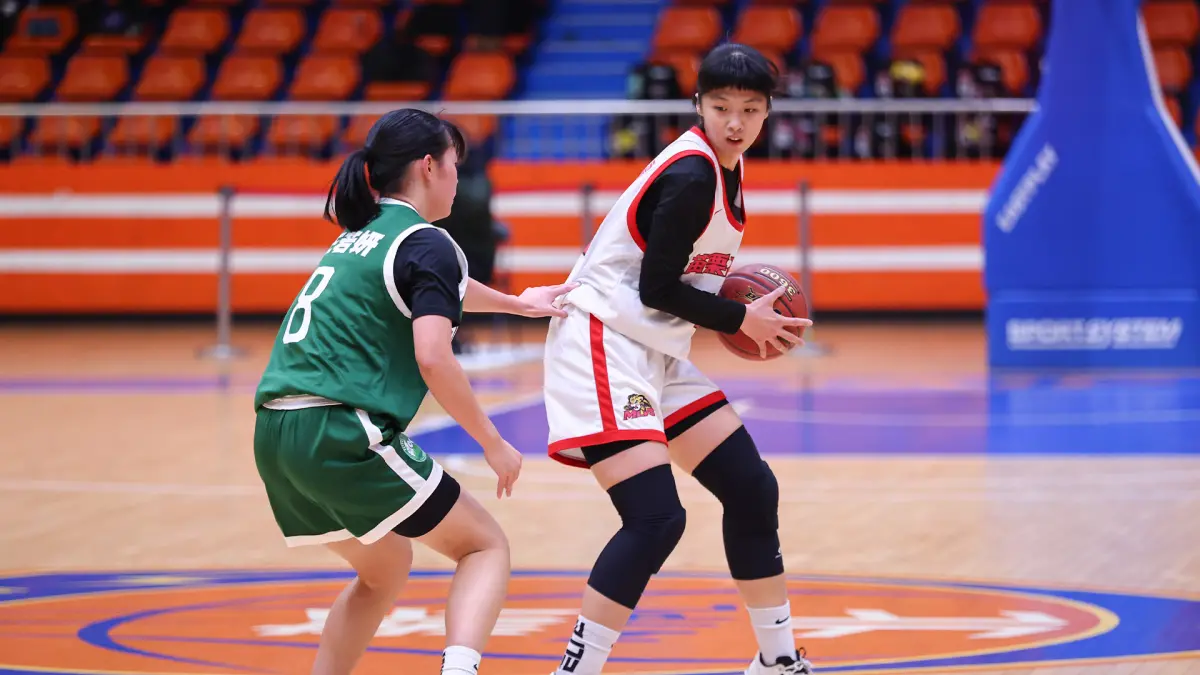 ▲薛青霞（右）榮獲113學年度HBL「阻攻后」與「抄截后」兩項個人獎項。（圖／翻攝畫面）