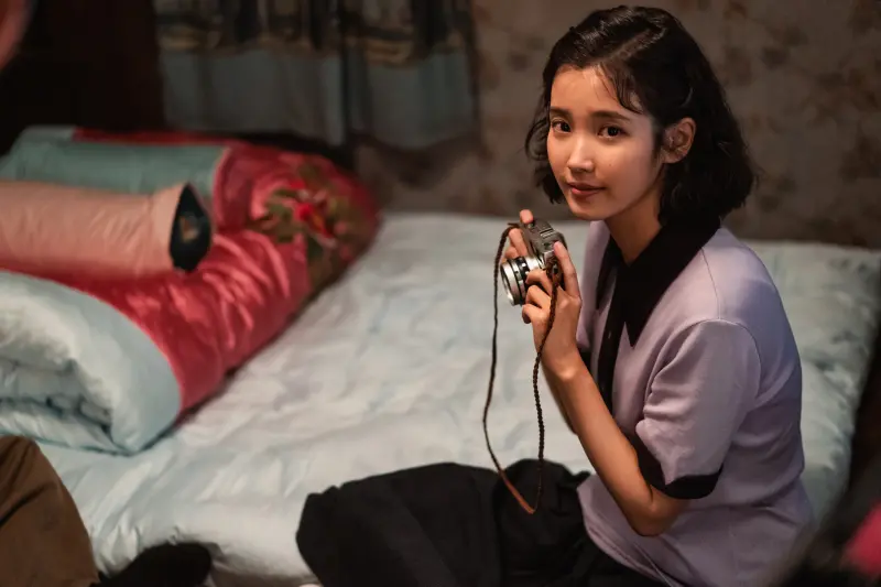 ▲IU（如圖）跟李孝利等人出席輝星的葬禮，全程不發一語。（圖／Netflix）