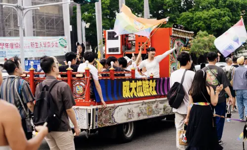 民眾黨出席同志遊行怨不公平對待　主辦方嘆：主動邀請沒回電
