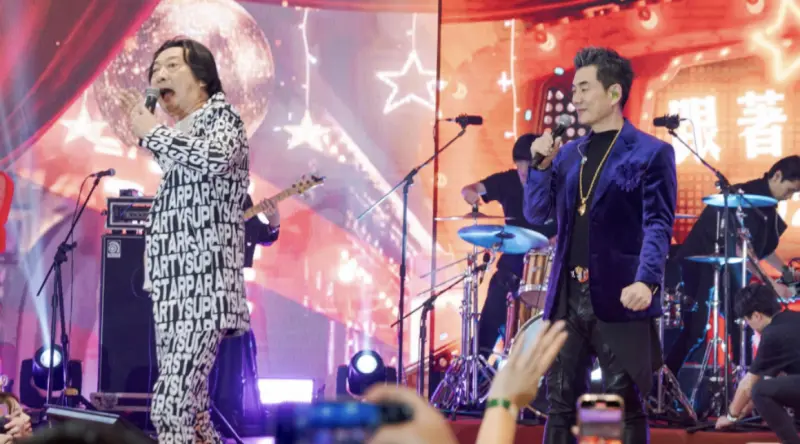 ▲大誠保經豪砸5000萬舉辦春酒晚宴，邀請任賢齊（右）、樂團「麋先生MIXER」、「Tizzy Bac」及「HOt SHOCk」輪番獻唱，搭配重金打造的T型舞台，媲美高規格演唱會。 （圖／大誠保經提供）