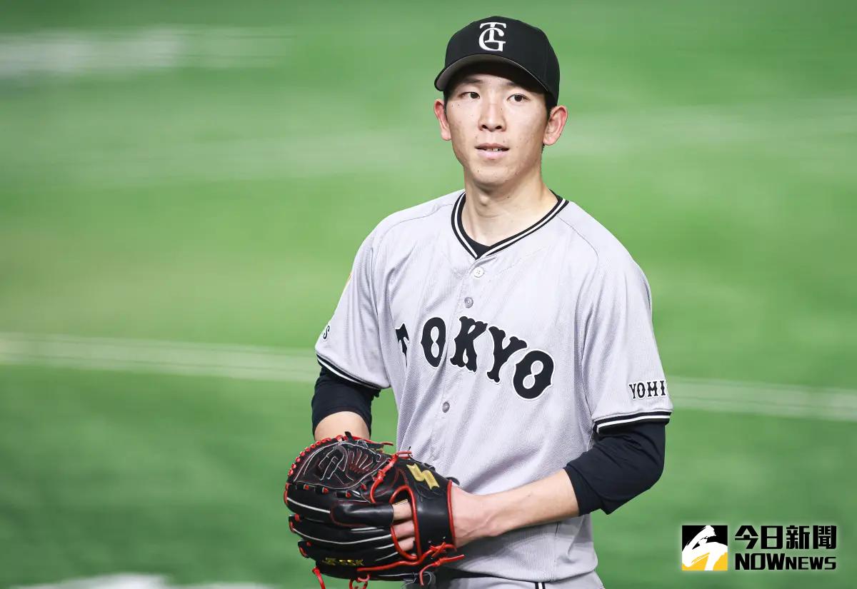 ▲日本職棒讀賣巨人昨（26）日公布新年度投手陣容調薪結果，其中陣中備受關注的2名強投，牛棚王牌翁田大勢與先發投手戶鄉翔征呈現強烈對比，翁田大勢在本季奪下「最優秀中繼」後明年年薪大幅上漲至1億8000萬日圓，幾乎翻倍。反倒是戶鄉翔征因整季低潮，年薪從3億日圓被大砍6000萬日圓，降至2億4000萬日圓。（圖／記者葉政勳攝，資料照）