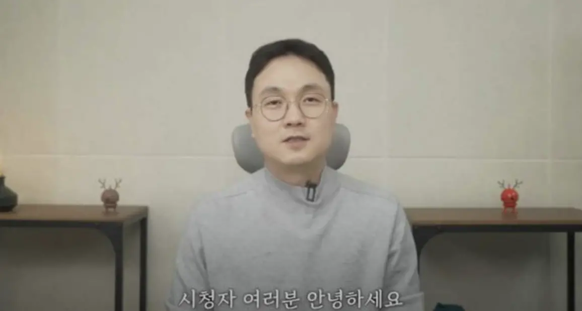 ▲娛樂記者李鎮浩（如圖）近期遭金賽綸家屬指控，是害死金賽綸的真凶，更痛批他多次致電騷擾，因此將對其提出告訴，對此李鎮浩緊急下架4部影片，否認害死金賽綸。（圖／연예 뒤통령이진호 YouTube）