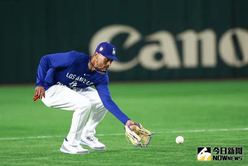 ▲道奇陷入外野人手不足，美媒專家直言貝茲（Mookie Betts）已證明能勝任遊擊，不該再硬調位置。（圖／記者葉政勳攝）