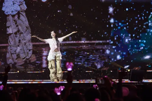 ▲為了記錄登上大巨蛋,泰妍特別從韓國空運「女神氣味紙花」來台,獨寵3.5萬台灣歌迷。此場為首爾場照篇,非大巨蛋場次。(圖/SMTOWN X) ▲為了記錄登上大巨蛋,泰妍特別從韓國空運「女神氣味紙花」來台,獨寵3.5萬台灣歌迷。此場為首爾場照篇,非大巨蛋場次。(圖/SMTOWN X)