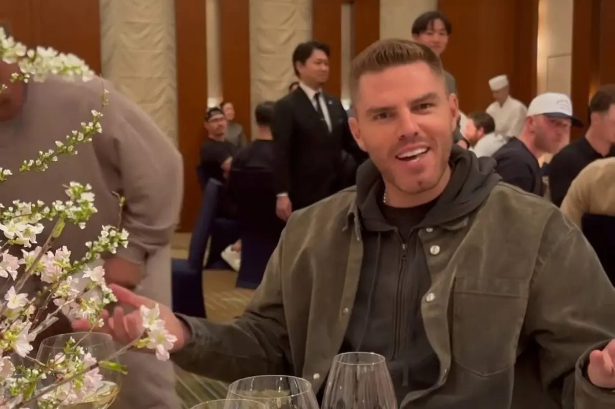 ▲這場壽司宴的另一個亮點，則是Freddie Freeman 與「生海膽」的對決。當師傅將新鮮的海膽壽司端上桌，Freeman 先是露出猶豫且痛苦的表情，顯然對這款食材有些抗拒。（圖／翻攝自大谷翔平IG）