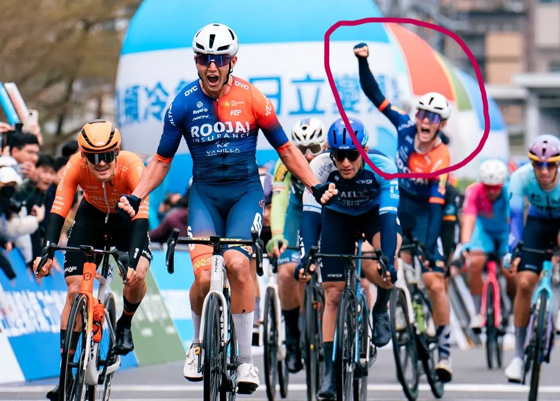 ▲車手霍普金斯(紅圈舉手者)因在終點前違規，遭到判罰，排名狂掉99名。（圖／國際自由車環台賽）