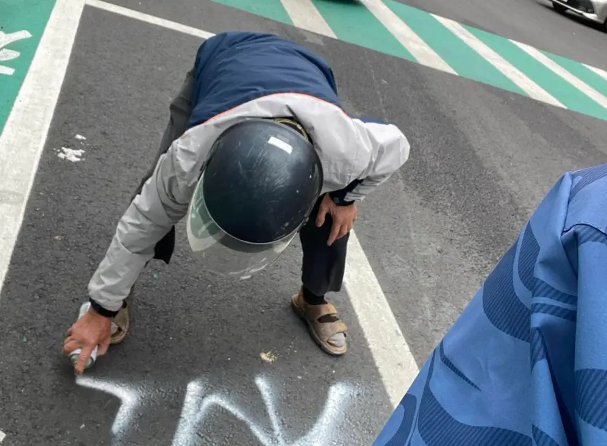 ▲71歲阿伯在1.5公尺寬的機車臨停格噴漆。（圖／翻攝彰化大小事臉書）