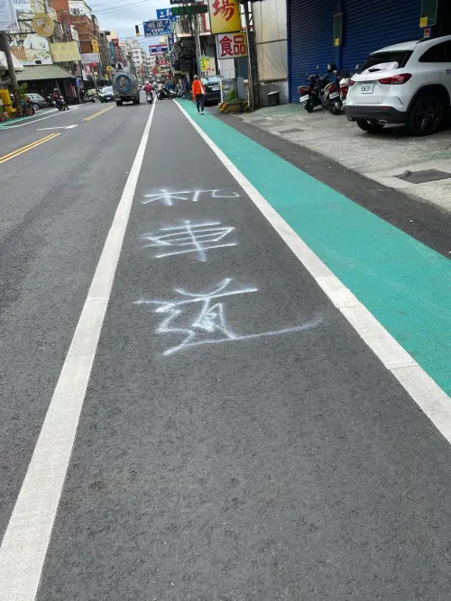 71歲阿伯在機車臨停格上噴了機車道三個字。(圖/翻攝彰化大小事臉書) ▲71歲阿伯在機車臨停格上噴了機車道三個字。(圖/翻攝彰化大小事臉書)