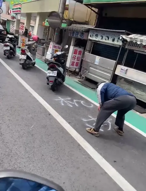 71歲阿伯坦承噴漆,辯稱「是為了讓大家方便走路」。(圖/翻攝彰化大小事臉書) ▲71歲阿伯坦承噴漆,辯稱「是為了讓大家方便走路」。(圖/翻攝彰化大小事臉書)