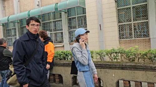 ▲2024年案發時吳安琪（右）留長黑髮，一年後出庭時改為短髮、焦糖橘髮色造型。（圖／記者劉松霖攝）（圖／記者劉松霖攝）