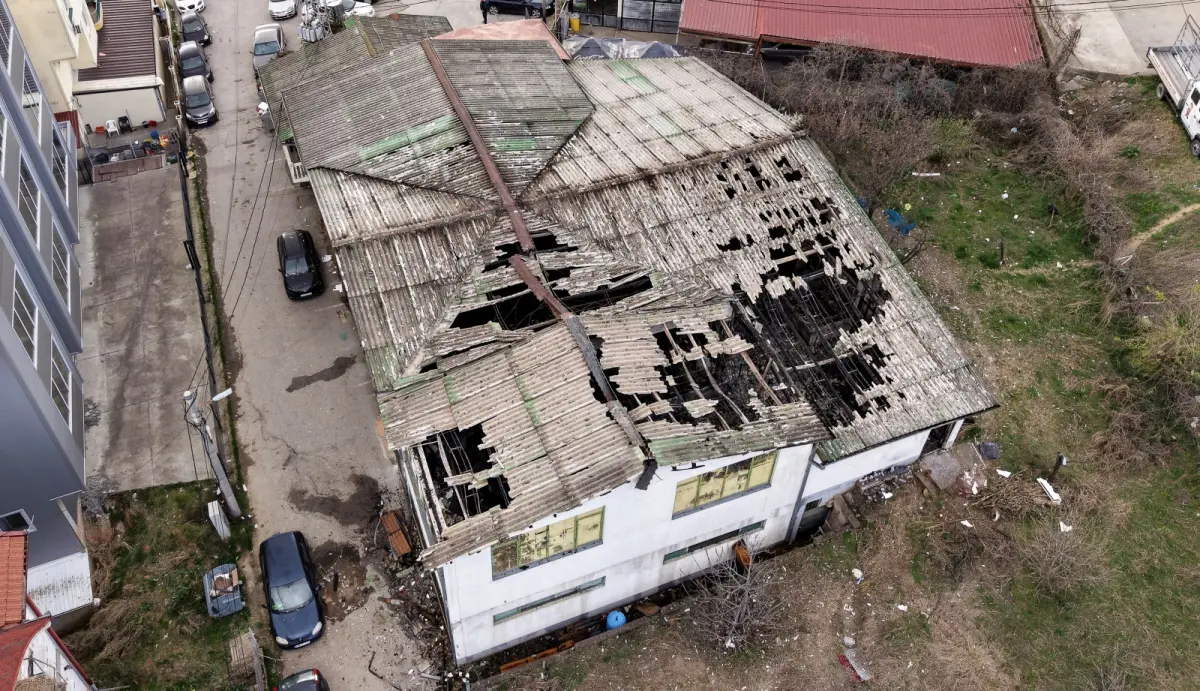 ▲ 北馬其頓東部一家夜店，當地時間16日凌晨發生大火，造成至少59人死亡，150人受傷。圖為大火過後、事發夜店空拍圖。（圖／美聯社／達志影像）