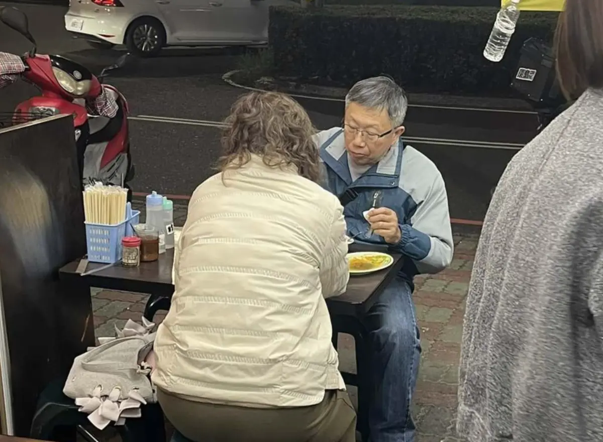 ▲近日有網友在臉書社團PO出2張在用餐時的照片，可以看到一名長相酷似柯文哲的男子正在用餐。（圖／翻攝臉書社團《爆廢公社》）