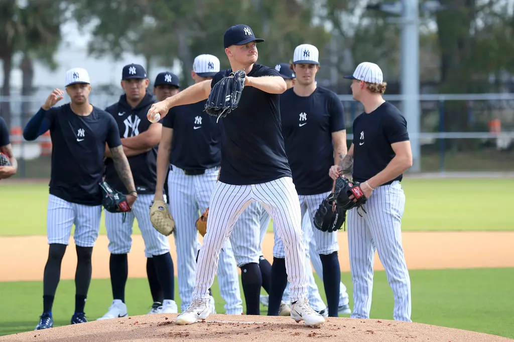 ▲紐約洋基先發投手Clarke Schmidt因肩膀酸痛，跳過明（18）日對上藍鳥的春訓賽登板，洋基目前先發戰力已經拉警報，若Schmidt再因傷缺陣的話，對於洋基來說無疑是雪上加霜。（圖／美聯社／達志影像）