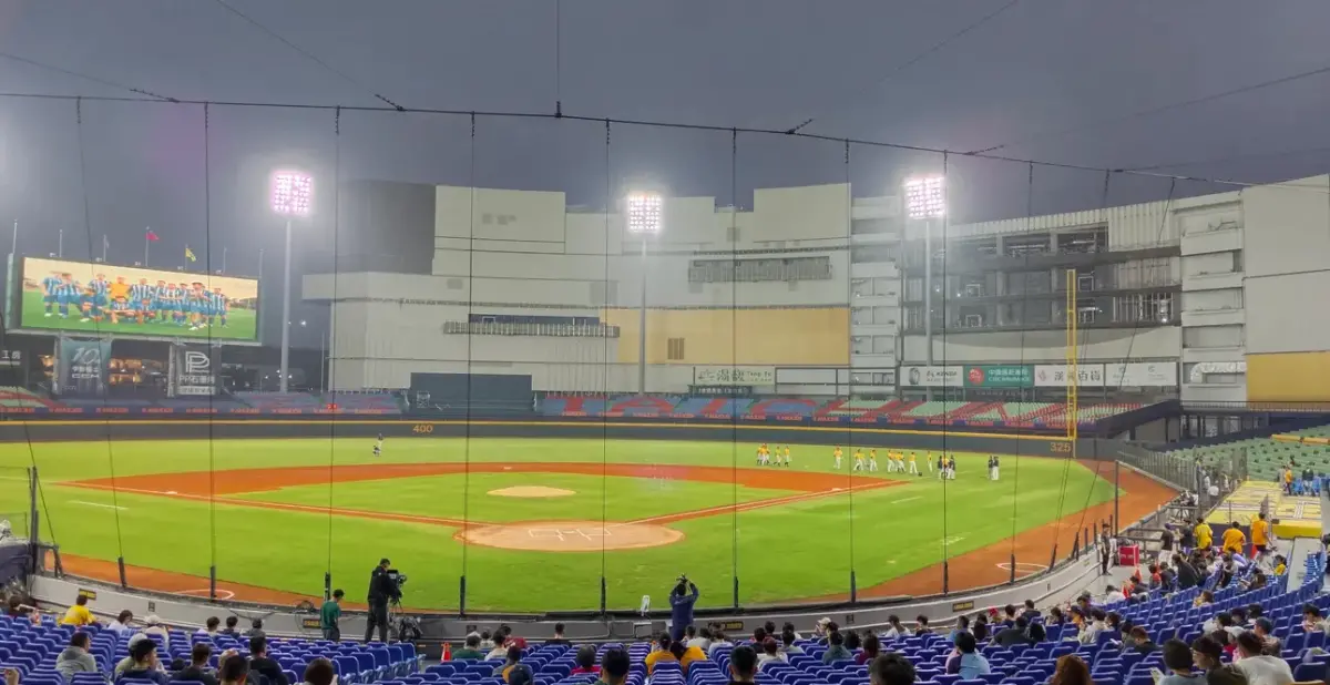 ▲台中洲際棒球場外野後方的百貨公司大面積白色外牆引發吃球疑慮，據了解將在開季前用貼膜或其他形式改善。（圖／取自threads）