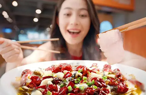 ▲酸菜魚連鎖品牌「魚你在一起」，所主打的經典川菜在馬來西亞吉隆坡受到廣大顧客的喜愛。（圖／翻攝自官網）