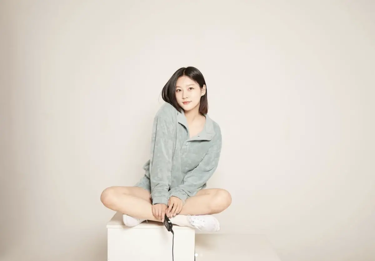 ▲韓國知名主持人崔旭（音譯）與時事評論家金甲洙（音譯）在YouTube節目《압도적재미 매불쇼》節目中他們試圖為金秀賢交往未成年金賽綸（如圖）的行為辯解，引發超大反彈聲浪。（圖／金賽綸IG）