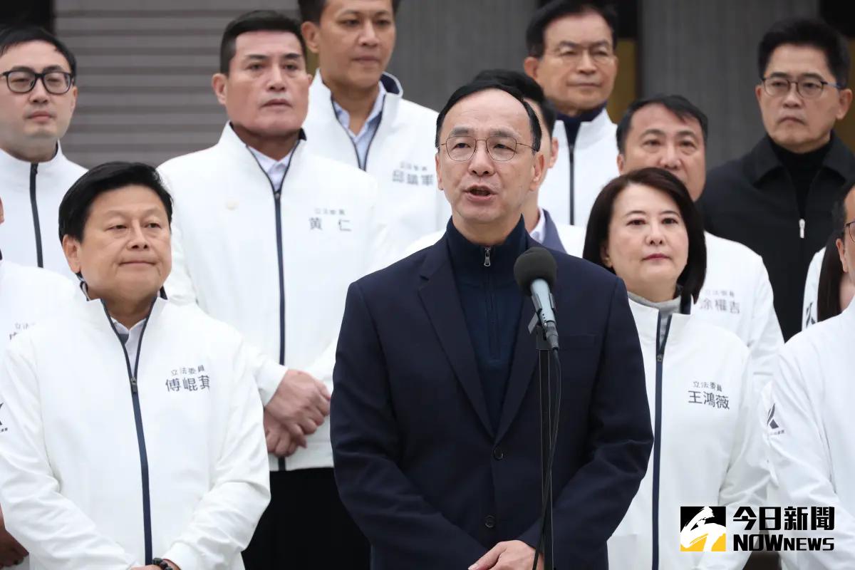 ▲國民黨主席朱立倫和國民黨立委們在議場前提出反戒嚴、反廢死公投提案。（圖／記者陳明安攝，2025.03.17）