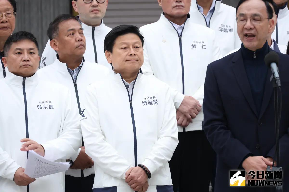 ▲國民黨團總召傅崐萁（圖中）近日因疑涉戰天下競選小物案、幸福水泥案而備受討論。（圖／資料照片）