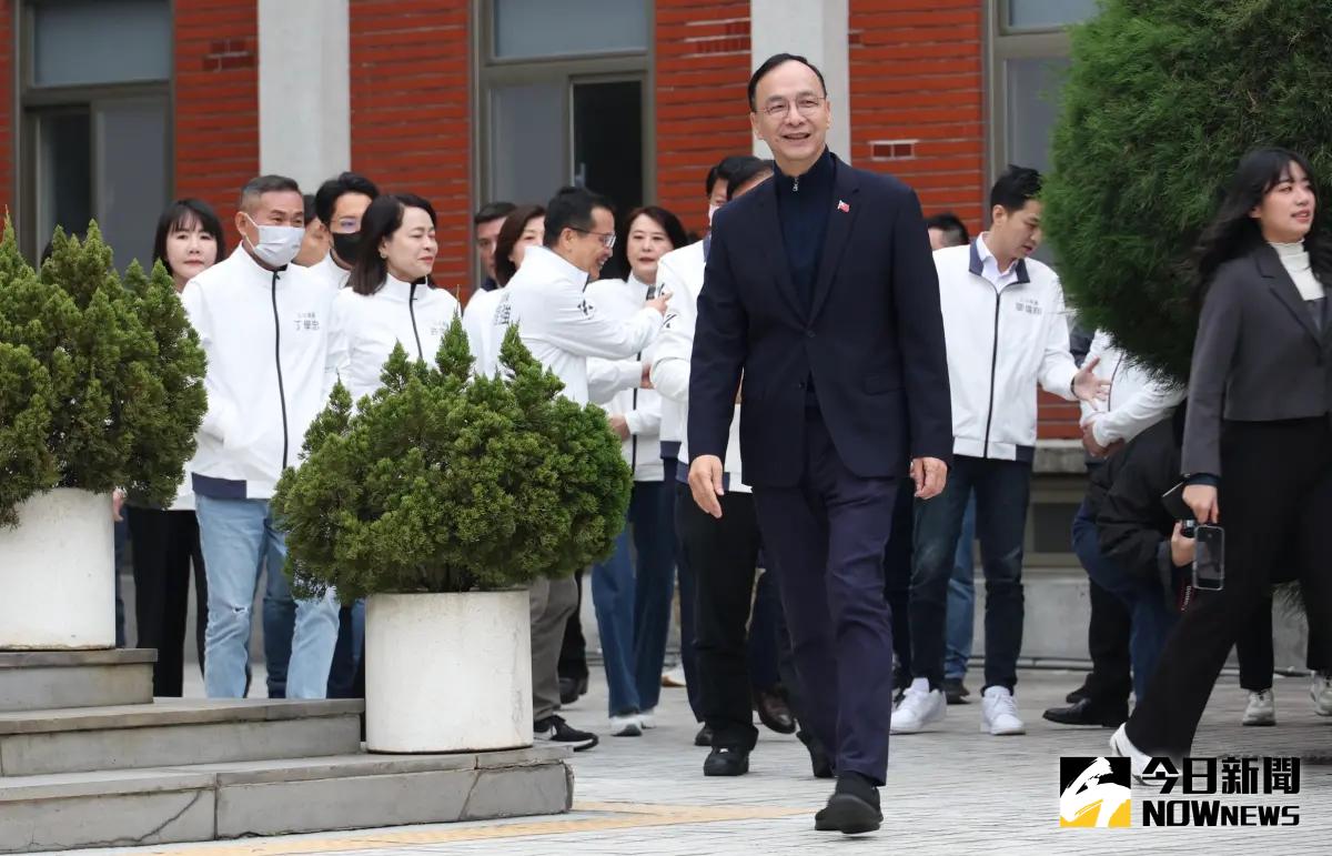 ▲國民黨主席朱立倫率身著白衣的藍委到議場前召開記者會，對此柯建銘嗆要做告別式請到中央黨部或黨團。（圖／記者陳明安攝，2025.03.17）