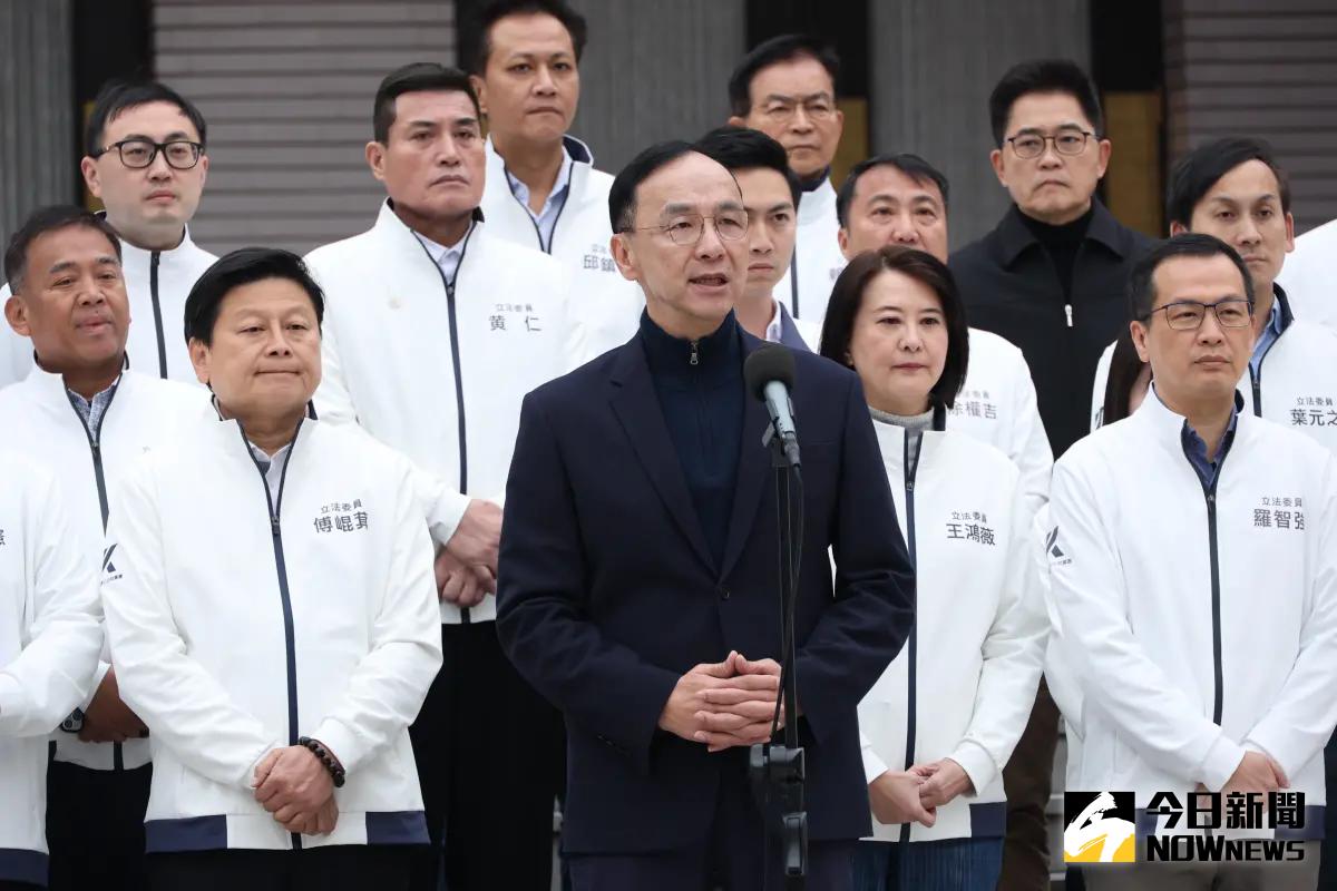 ▲黨主席朱立倫今（17）日率領藍委們，在立法院議場前高呼「反戒嚴、反廢死」公投提案，另開「反惡霸」戰場。（圖／記者陳明安攝，2025.03.17）