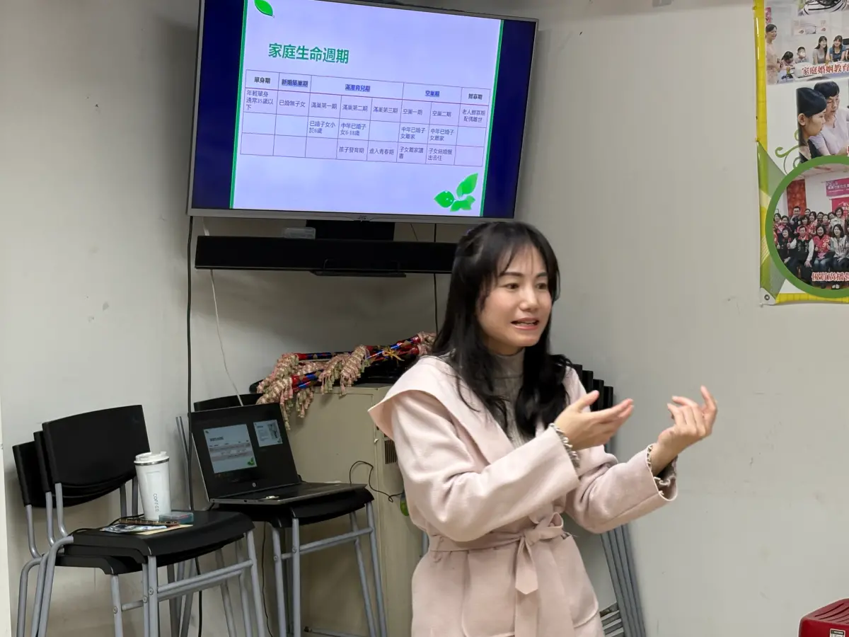 ▲越南講師潘羽姍介紹家庭生命週期，並分享五種愛之語。（圖／移民署提供）