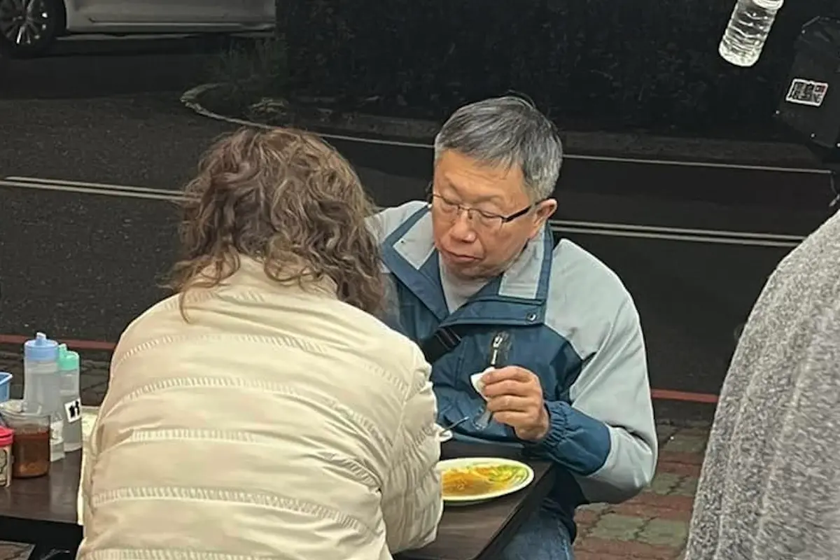 ▲近日有網友在牛肉湯店巧遇長相神似「柯P」的男子，連神情都幾乎一模一樣，照片吸引2.1萬人按讚，許多網友驚呼：「這是開外掛吧？怎麼可以這麼像？」（圖／取自「爆廢公社」）