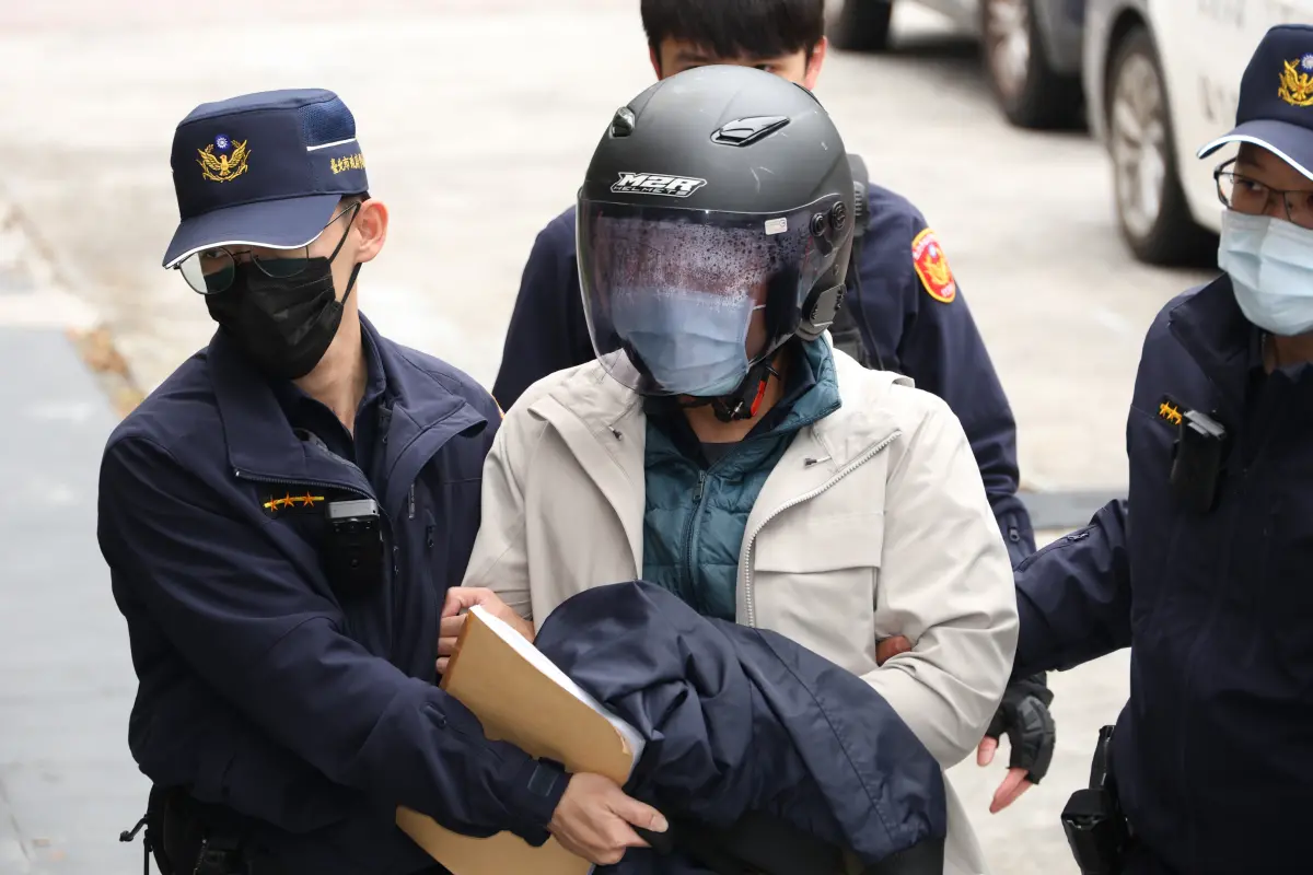 ▲信義分局押送雲云科技董事長曾志新。（圖／記者陳明安攝）