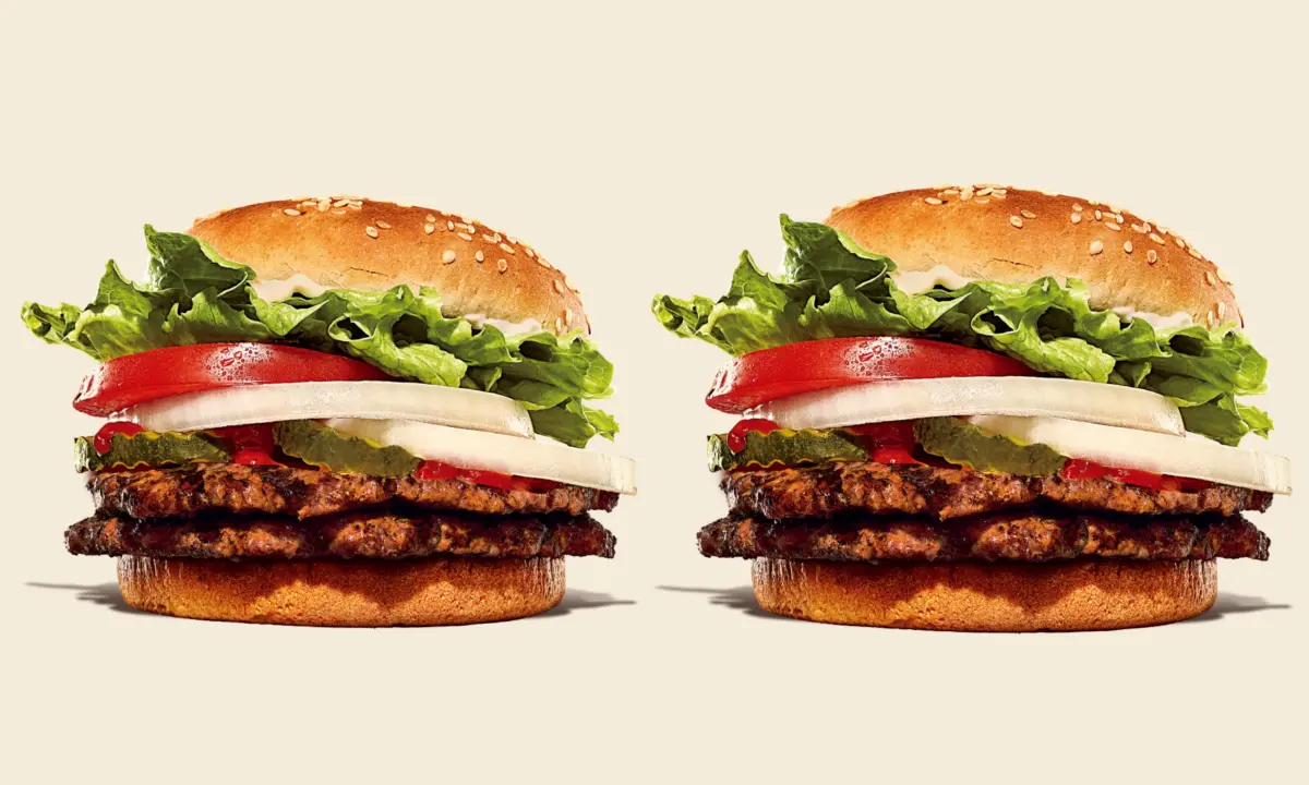 ▲漢堡王3月國王日優惠「雙層小華堡買一送一」連吃3天，加入漢堡王LINE官方好友獲「國王日優惠碼」半價爽吃！摩斯漢堡慶祝34週年生日慶，套餐「百元有找」一次看。（圖／漢堡王提供）