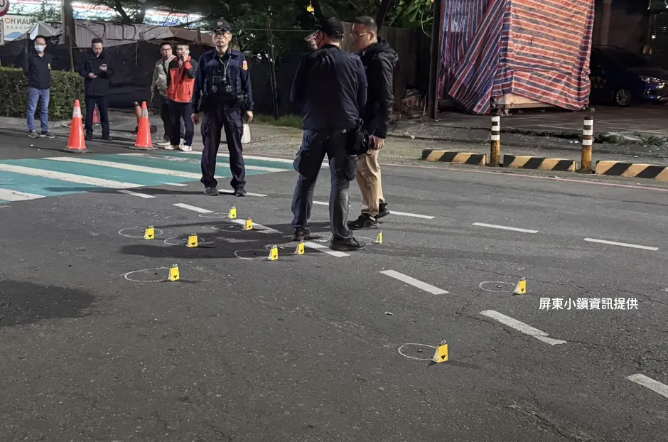 ▲警方封鎖槍戰現場採集彈殼。（圖／屏東資訊小站提供）