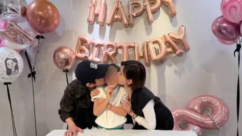 賈靜雯慶波妞8歲生日！攬修杰楷甜蜜獻吻　愛女許「1願望」秒嚇壞
