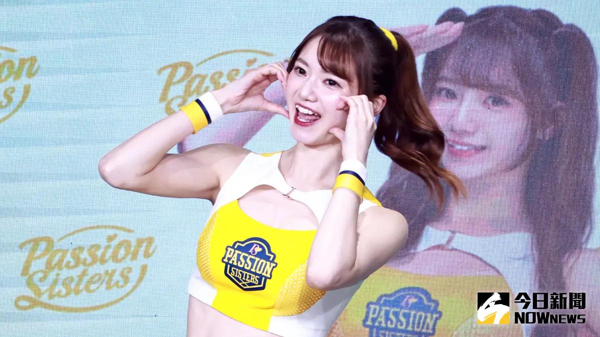 ▲菊池桃子是中信兄弟啦啦隊Passion Sisters全新成員，過往不僅曾是NPB日職讀賣巨人啦啦隊Giants VENUS隊長，受封「一字馬女神」，超過16年的韻律體操超狂背景也隨之曝光。（圖／記者吳翊緁拍攝）