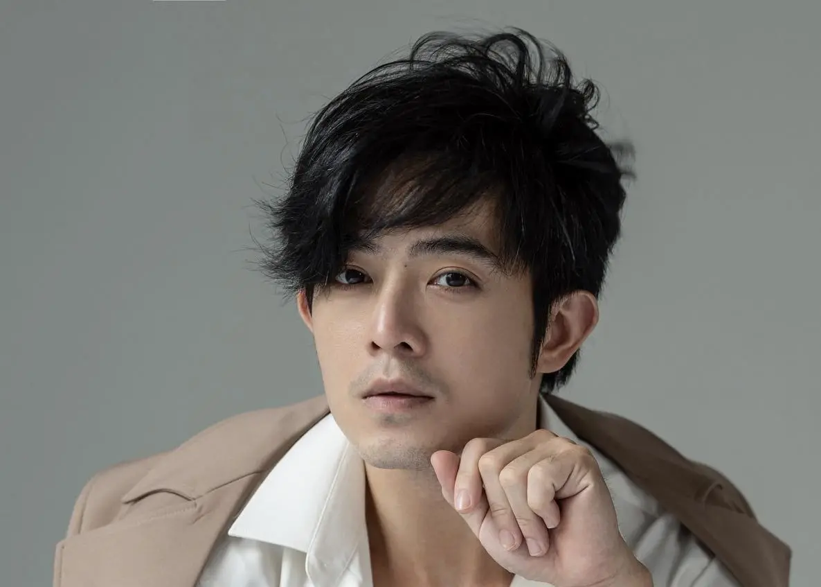 ▲台北市天母一間水果行近日發生一起衝突事件，帥氣的男店員挺身而出，高EQ地成功化解衝突，被網友讚爆，該名男店員隨後被起底，竟是台劇演員「董季鑫」。（圖／翻攝自董季鑫IG）