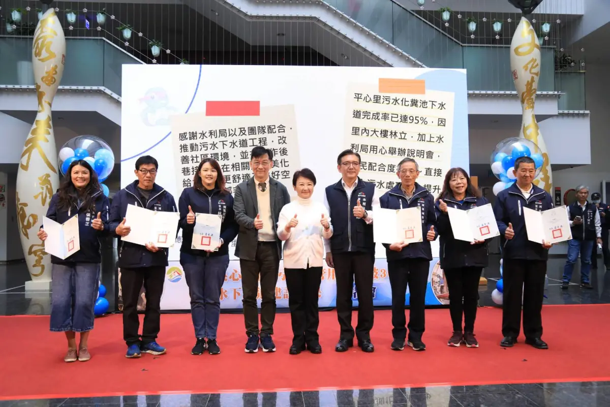 ▲市長盧秀燕頒發感謝狀里長，對其協助用戶完成接管表示謝意。(圖／市政府提供2025.3.17)