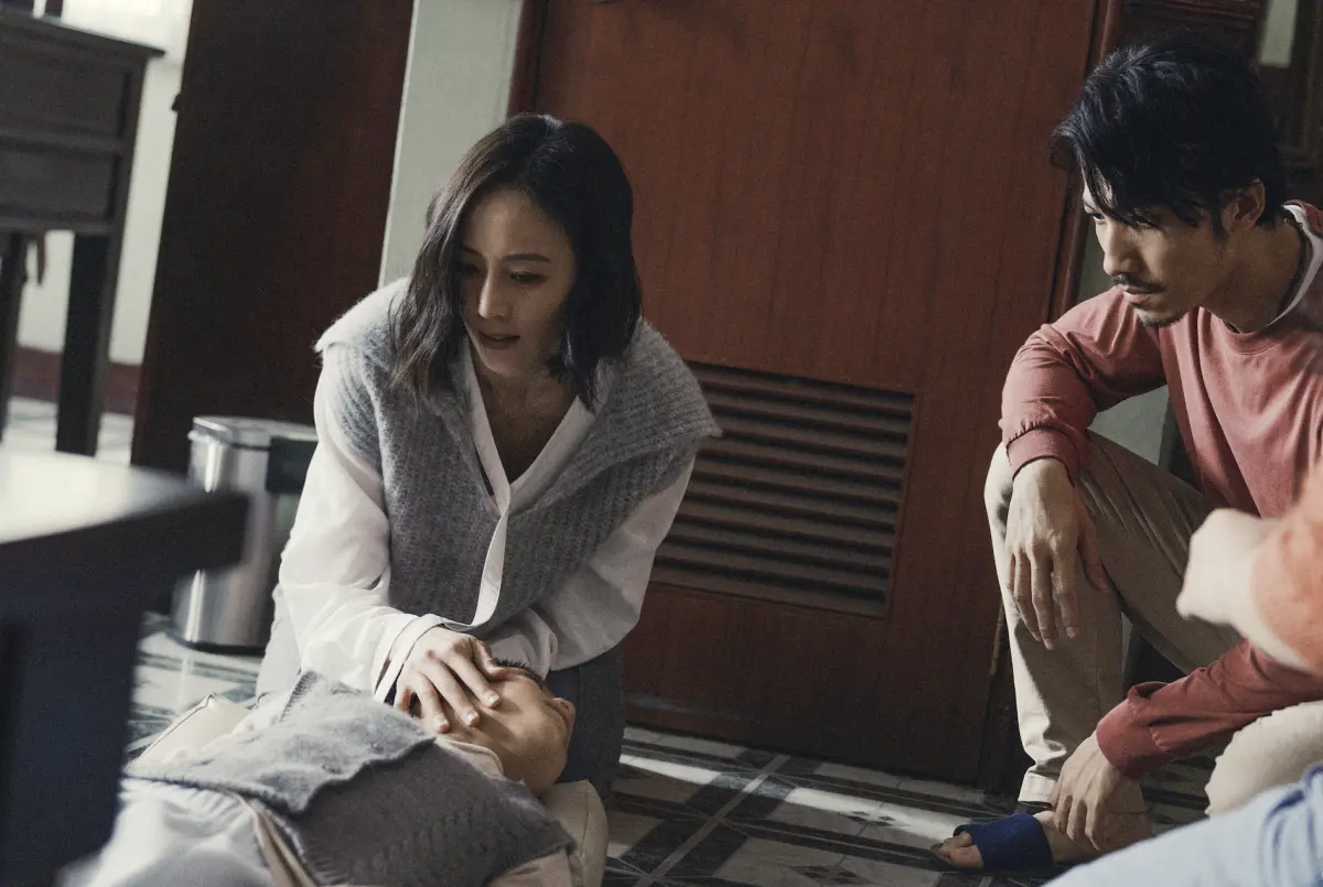 ▲張鈞甯（左）和連炳發合作的醫療戲劇《化外之醫》好評不斷，劇中許多醫療場景被說比日劇、韓劇拍得還要精緻。（圖／公視、中華電信、瀚草文創）