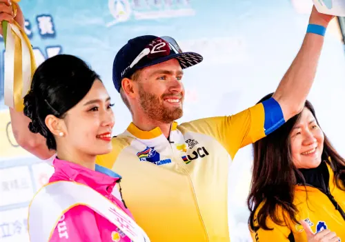 ▲西班牙尤斯卡特車隊(Euskaltel-Euskadi,EUS)的克雷奇(Moritz Kretschy)兩站累積4小時33分04秒,穿上象徵領先者的黃衫。(圖/國際自由車環台賽) ▲西班牙尤斯卡特車隊的克雷奇(Moritz Kretschy)兩站累積4小時33分04秒,穿上象徵領先者的黃衫。(圖/國際自由車環台賽)