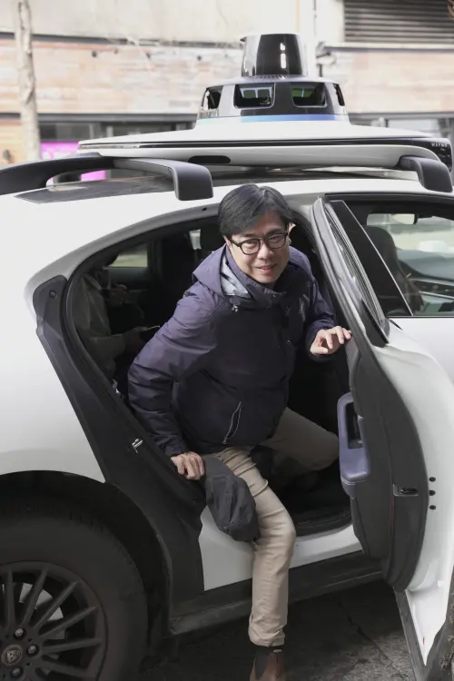 ▲陳其邁搭乘Google旗下Waymo AI無人自動駕駛計程車,他表示,市府將評估其導入大型活動或指定場域,作為新型交通運具的可行性。(圖/高市府提供) ▲陳其邁搭乘Google旗下Waymo AI無人自動駕駛計程車,他表示,市府將評估其導入大型活動或指定場域,作為新型交通運具的可行性。(圖/高市府提供)