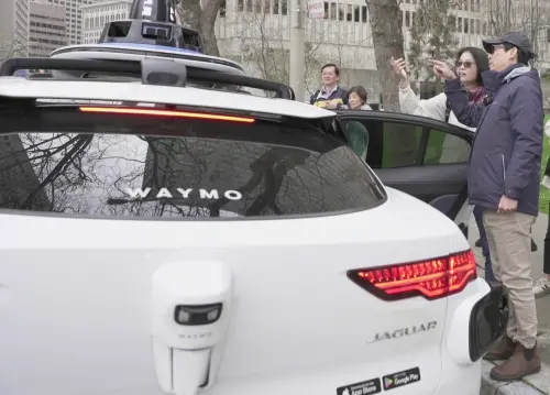 ▲Waymo的感知系統運用光達(LiDAR)、攝影機和雷達,即時偵測周圍的車輛、行人、單車。(圖/高市府提供) ▲Waymo的感知系統運用光達(LiDAR)、攝影機和雷達,即時偵測周圍的車輛、行人、單車。(圖/高市府提供)