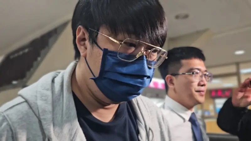 ▲法官問黎仿軒跟2名被害人和解細節,委任律師卻說,簽保密條款不能說。開完庭離開途中,媒體問黎仿軒「2位已經和解但有簽保密條款,是不是不想讓底牌曝光?」(圖/記者劉松霖攝)