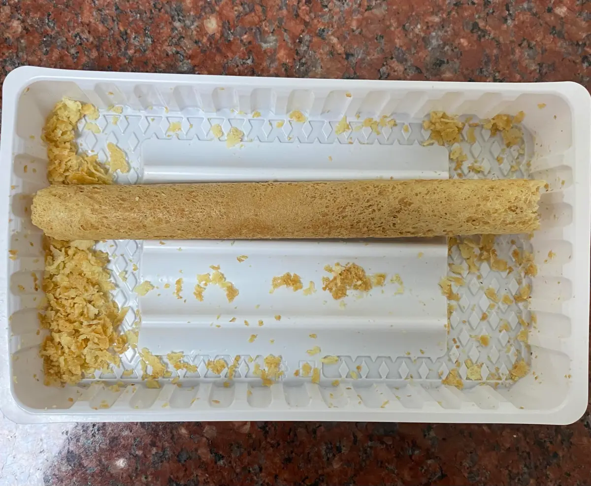 ▲蛋捲屑屑倒掉其實非常浪費，近期就有網友分享隱藏吃法，而引起討論。（圖／翻攝爆廢公社臉書）