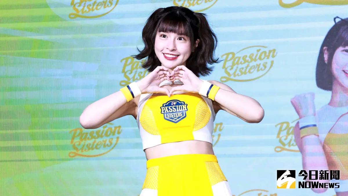 ▲34歲啦啦隊女神峮峮近來被質疑年紀太大，對此，她也高EQ回應，「不用做選擇，全都要嘛！」（圖／記者吳翊緁拍攝）