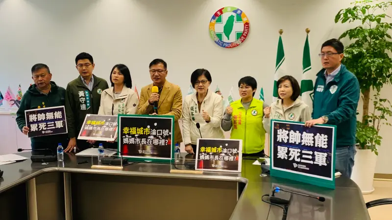 ▲台中市議會民進黨團批評,前有警車入國小帶走男童、後有警察到百貨公司帶走女童,警方執勤無底線,連保護兒童基本人權的概念都沒有。(圖/記者顏幸如攝,2025.03.17)