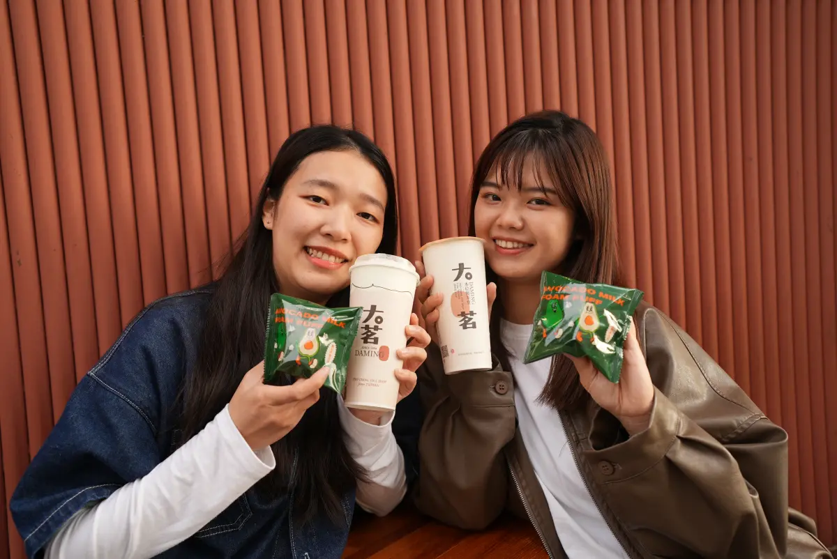 ▲大茗本位製茶堂新推出酪梨奶蓋泡芙，一口茶飲、一口泡芙享用更過癮。（圖／業者提供）