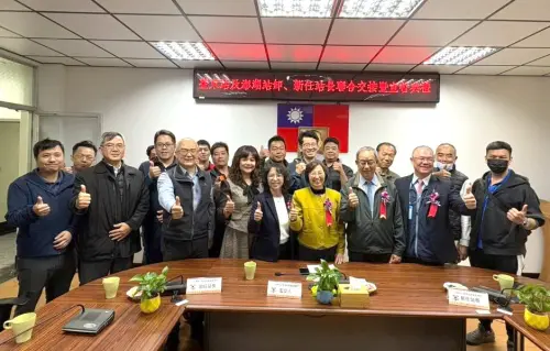 ▲高雄區監理所舉辦台東監理站及澎湖監理站站長聯合交接佈達,有代檢廠、駕訓班及客貨運業者與會。(圖/高雄區監理所提供) ▲高雄區監理所舉辦台東監理站及澎湖監理站站長聯合交接佈達,有代檢廠、駕訓班及客貨運業者與會。(圖/高雄區監理所提供)