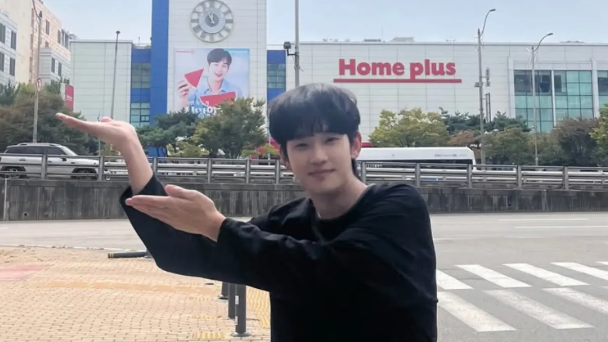 ▲男星金秀賢和未成年戀愛爭議持續延燒，原訂於舉辦的粉絲見面會也受到注目，有網友發現活動的海報上寫著：「活動限18歲以上參加」，讓粉絲直說：「主辦是先知嗎？」（圖／金秀賢IG）