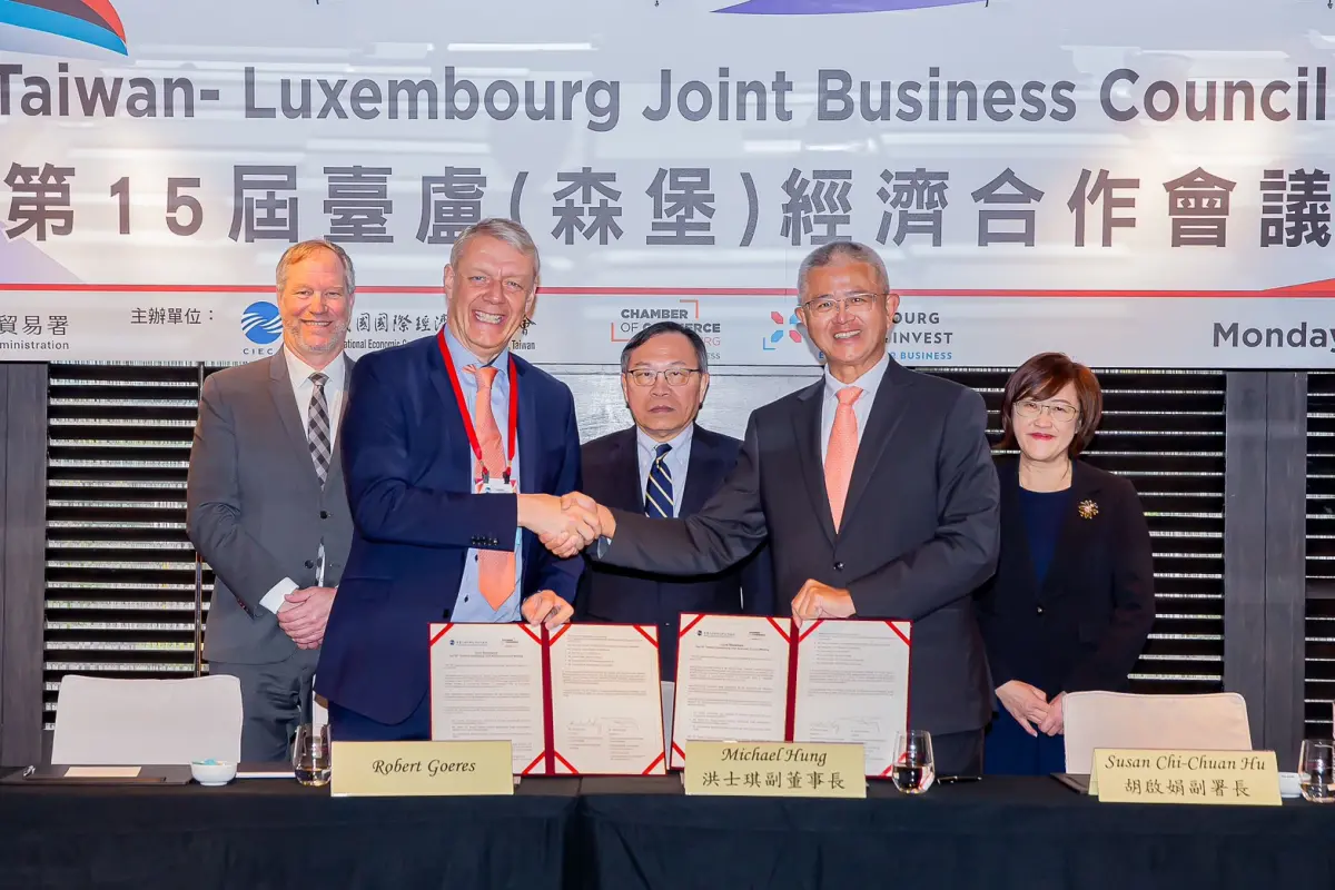 ▲新光人壽副董事長洪士琪兼台灣盧森堡經濟合作委員會主席（右二）與盧森堡（CLFC)執行長Mr. Robert Goeres（左二）代表臺盧雙方簽署聯合聲明，國經協會呂桔誠理事長（中）、經濟部國貿署胡啟娟副署長（右一）與盧森堡台北辦事處高福德處長（左）共同見證。。（圖／新光人壽）