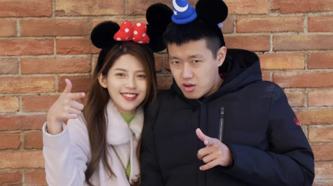 ▲狠愛演牛排（右）老婆妮妮（左）和家人遭惡意攻擊，甚至被罵「X子」，讓他憤而向警方報案，《NOWnews今日新聞》記者關心其心情及報案進度，牛排助理回覆：「您好，目前狀況都很OK，謝謝您的關心！」（圖／翻攝自牛排臉書）