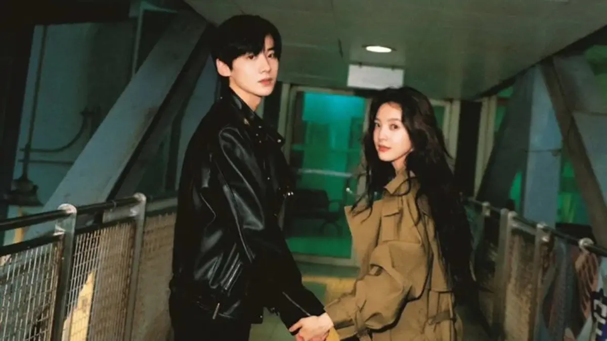 ▲白敬亭（左）、章若楠（右）在瞿友寧導演執導的《難哄》中飾演男女主角。（圖／翻攝自難哄微博）