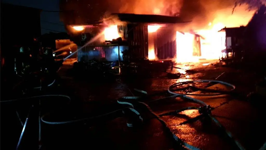 ▲士林區延平北路八段一間鐵皮倉庫起火，警消立刻派遣人車前往救援。（圖／翻攝畫面）