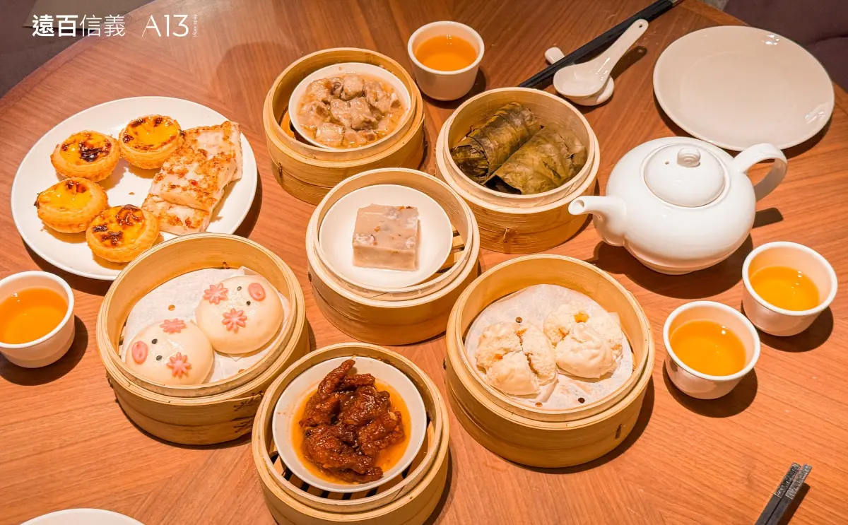 ▲新葡苑遠百信義A13店「蒸籠推車下午茶」再度回歸，將於8月4日登場，每人888元+10%，加碼壽星優惠「4人同行1人免費」，折扣後等於每人平均755元。（圖／翻攝自遠百信義A13 臉書）